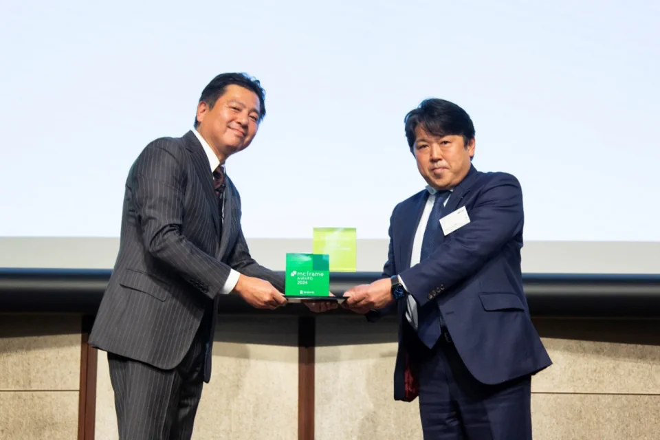 2024年5月に開催された「mcframe Award 2024」 授賞式にて、 B-EN-G 羽田雅一社長（左）と、BBS 中村裕仁取締役（右）